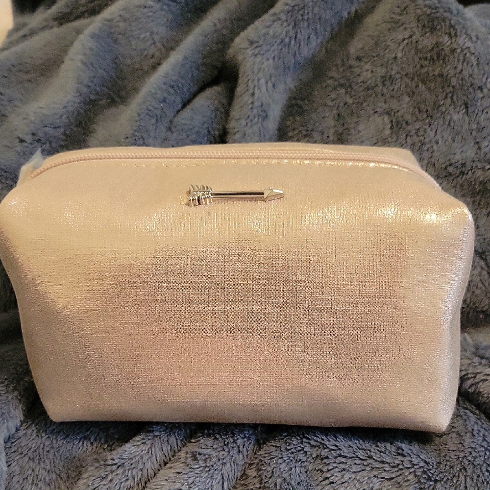Elegant Cream Women's Bag Pouf On Gold Took Out Of Bag To Take Pictures
